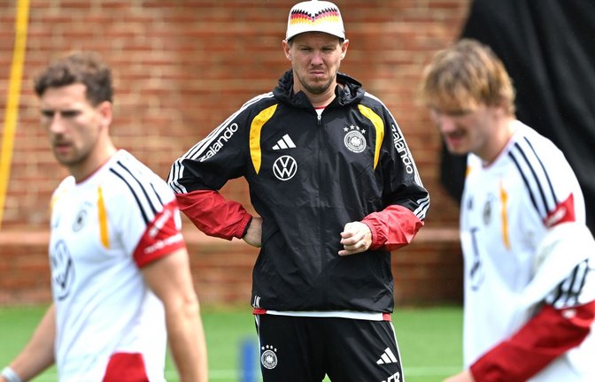 Bundestrainer Nagelsmann schaut im Training bei Woltemade (r.) und Goretzka (l.) ganz genau hin.<span class='image-autor'>Foto: Federico Gambarini/dpa</span>
