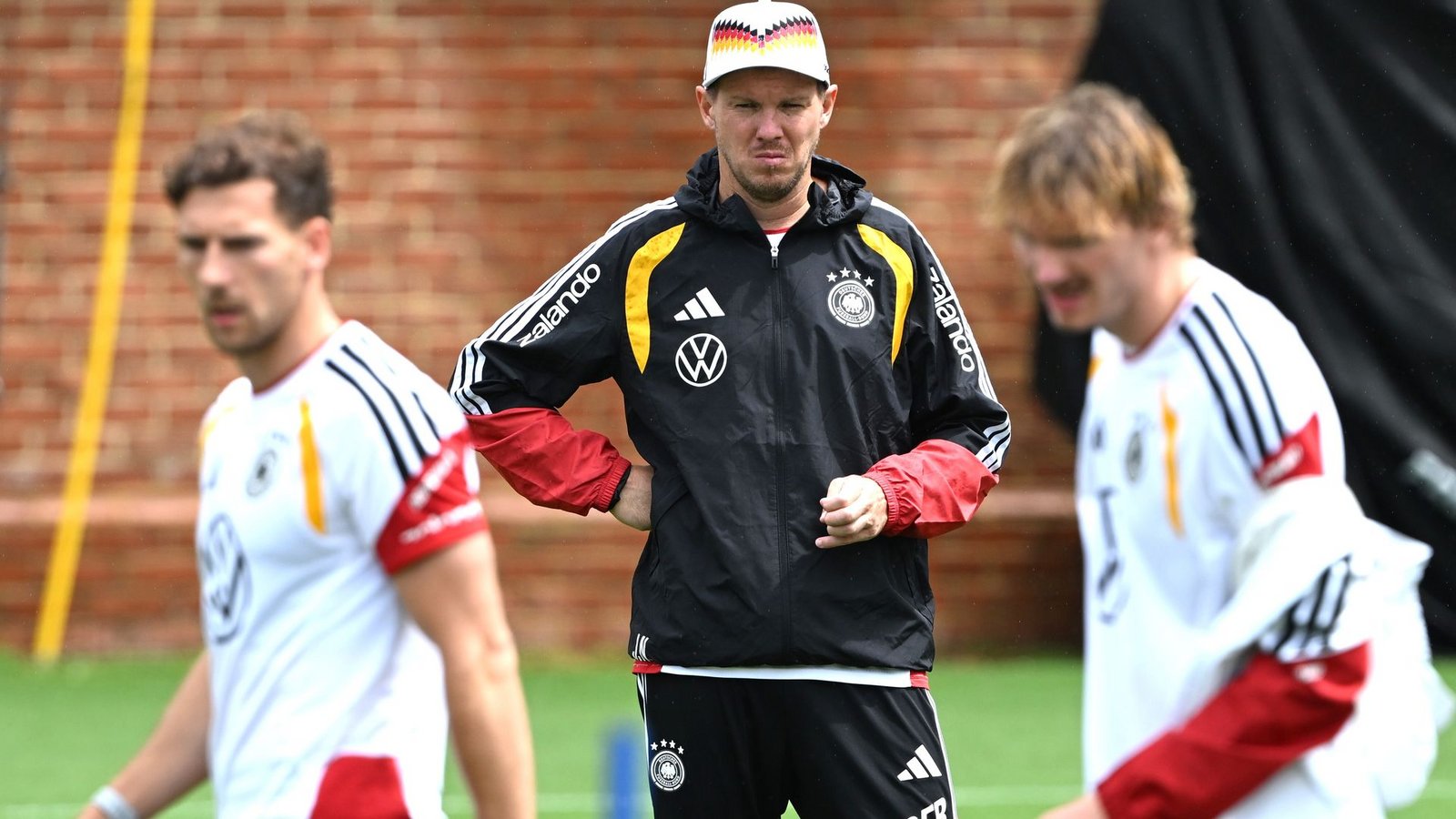 Bundestrainer Nagelsmann schaut im Training bei Woltemade (r.) und Goretzka (l.) ganz genau hin.Foto: Federico Gambarini/dpa Bundestrainer Nagelsmann schaut im Training bei Woltemade (r.) und Goretzka (l.) ganz genau hin.Foto: Federico Gambarini/dpa
