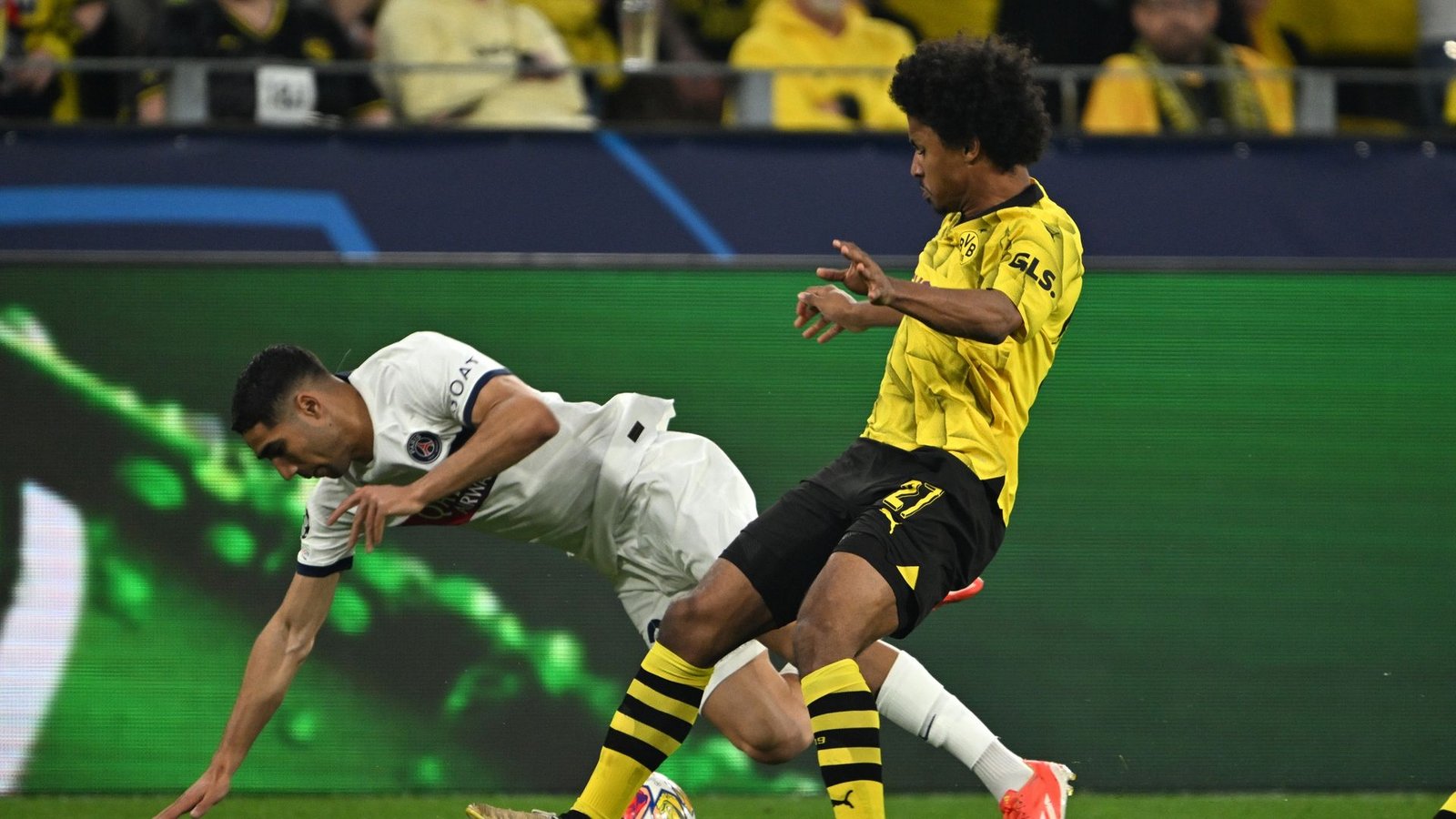 BVB-Flügelspieler Karim Adeyemi (r) bringt den Ex-Dortmunder Achraf Hakimi zu Fall.Foto: Federico Gambarini/dpa