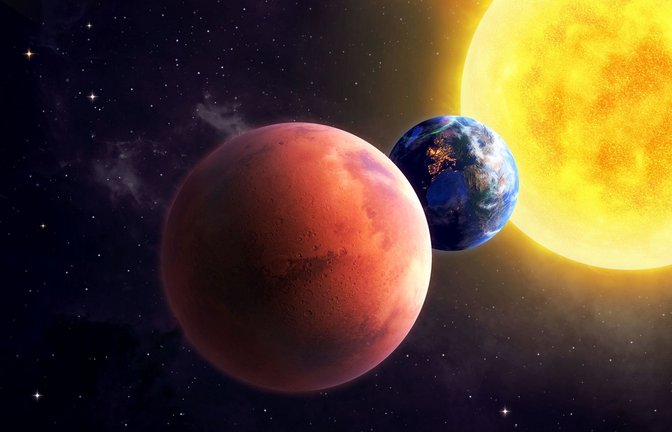 Das Licht überbrückt die Strecke vom  Mars (in der Illustration rot)  zur Erde (hier blau dargestellt) in viereinhalb Minuten. Die exakte Oppositionsstellung wird am 8. Dezember erreicht. Mars und Sonne (rechts außen) stehen dann am irdischen Firmament einander gegenüber.<span class='image-autor'>Foto: &nbsp;</span>