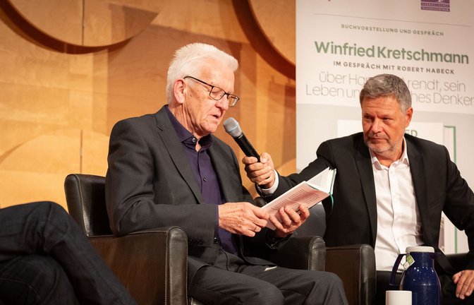 Ministerpräsident Winfried Kretschmann liest aus seinem Hannah-Arendt-Buch, und Ex-Vizekanzler Robert Habeck hält ihm das Mikrofon.<span class='image-autor'>Foto: Julian Rettig</span>