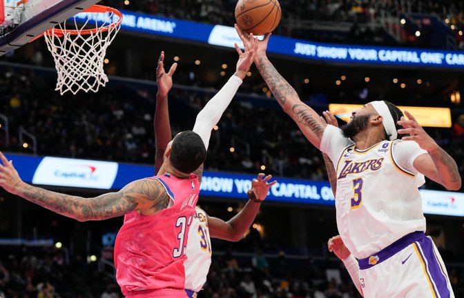 Kyle Kuzma (l) von den Washington Wizards gegen Anthony Davis (r) von den Los Angeles Lakers.<span class='image-autor'>Foto: Jess Rapfogel/AP/dpa</span>