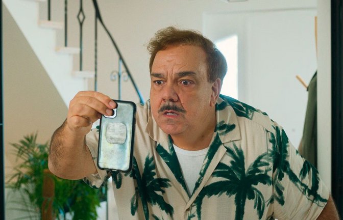 Gestresst: Michel (Didier Bourdon) als Hausmann im Smart-Home.<span class='image-autor'>Foto: Neue Vision Filmverleih</span>