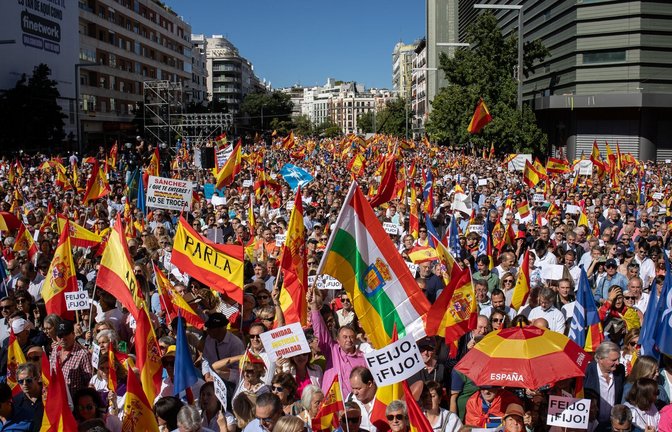 Tausende Anhänger der konservativen Volkspartei (PP) haben in Spanien gegen eine mögliche Amnestie für katalanische Separatisten protestiert.<span class='image-autor'>Foto: Alejandro Martínez Vélez/EUROPA PRESS/dpa</span>