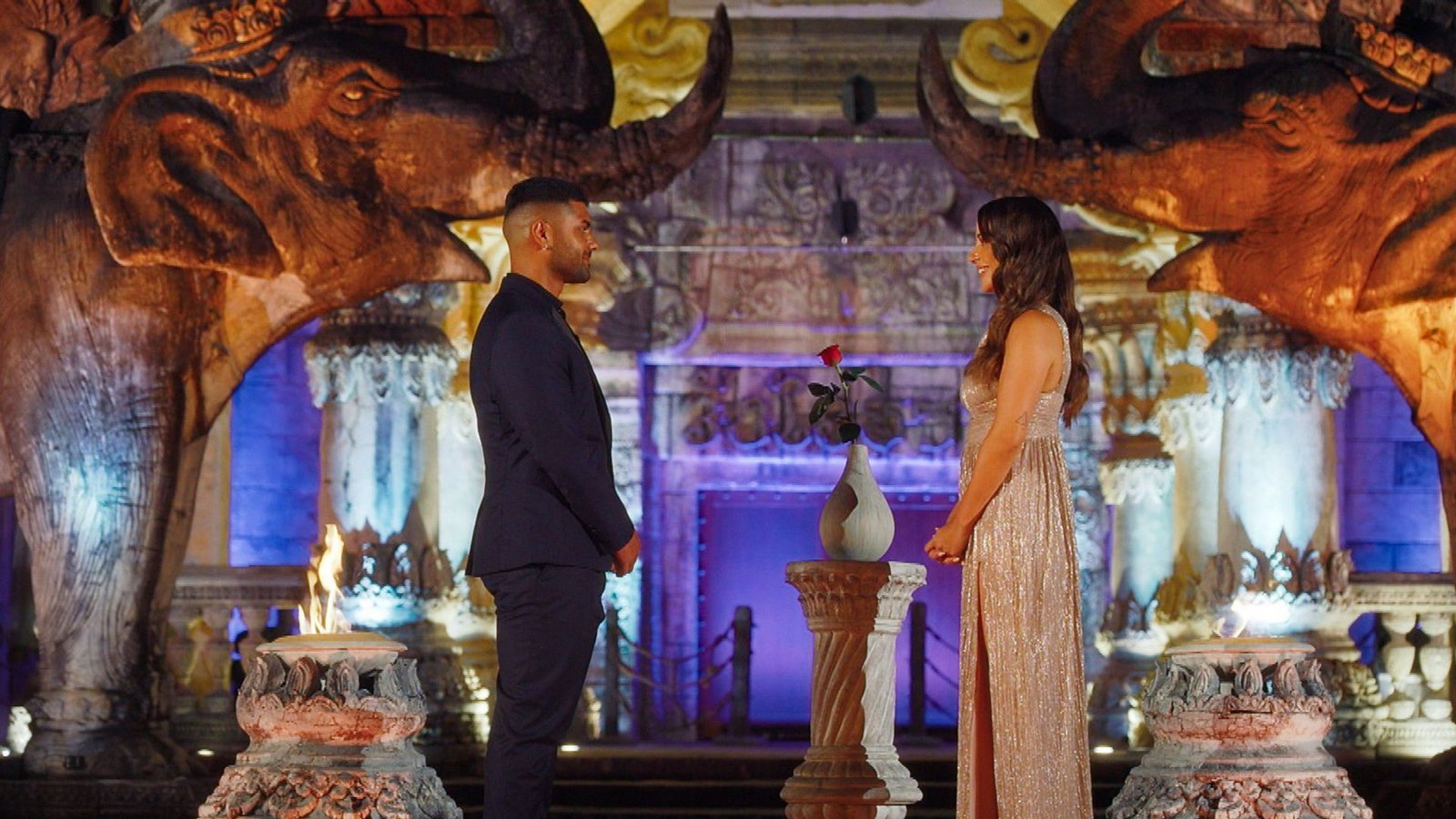 Bilder, die bereits alles sagen: Bei der Vergabe der letzten Rose steht Jenny mit Abstand vor Adrian.Foto: RTL