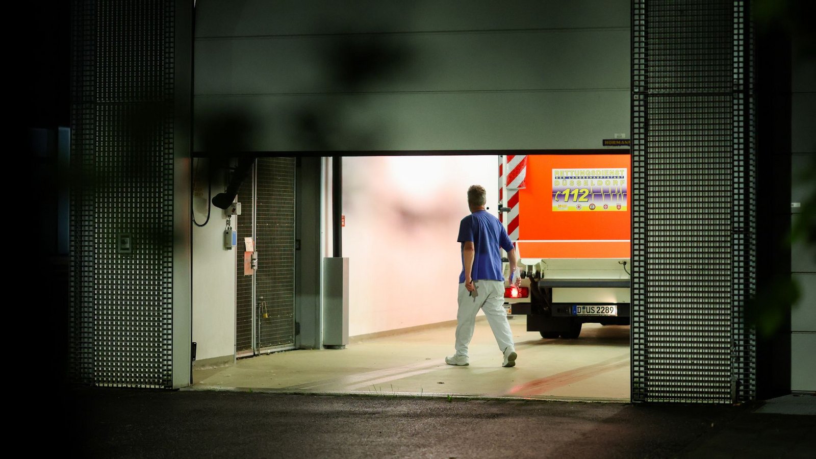 Die deutsche Patientin erreicht das Infektionszentrum der Uniklinik Düsseldorf.Foto: Christoph Reichwein/dpa