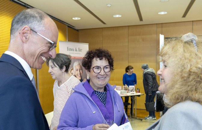 Im fachlichen Austausch: Geschäftsführer Bernd Rühle vom Diakonie-Klinikum Stuttgart, Gerlinde Kretschmann und  Barbara Traub, Psychonkologin am Diakonie- Klinikum<span class='image-autor'>Foto: Lichtgut/Leif Piechowski</span>
