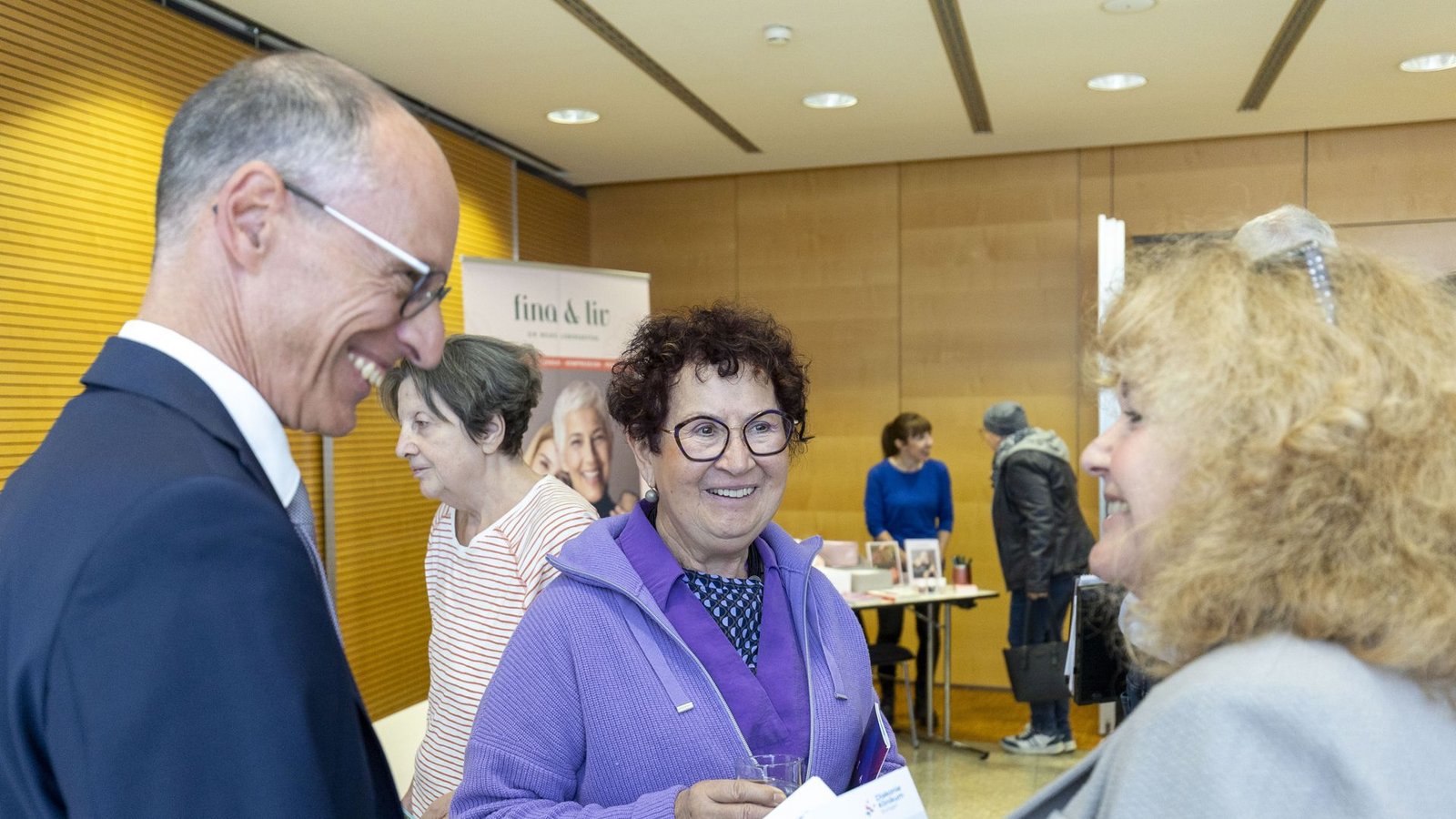 Im fachlichen Austausch: Geschäftsführer Bernd Rühle vom Diakonie-Klinikum Stuttgart, Gerlinde Kretschmann und Barbara Traub, Psychonkologin am Diakonie- KlinikumFoto: Lichtgut/Leif Piechowski Im fachlichen Austausch: Geschäftsführer Bernd Rühle vom Diakonie-Klinikum Stuttgart, Gerlinde Kretschmann und Barbara Traub, Psychonkologin am Diakonie- KlinikumFoto: Lichtgut/Leif Piechowski