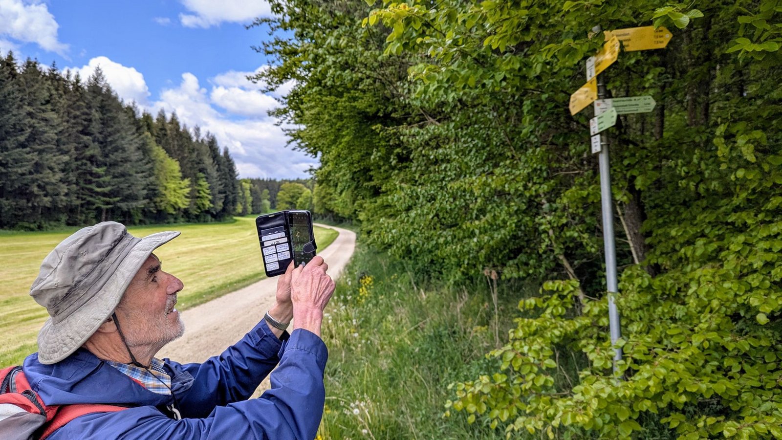 Ist alles gut lesbar? Wolfgang Schwarz kontrolliert die Schilder.Foto: Rüdiger Bäßler/privat Ist alles gut lesbar? Wolfgang Schwarz kontrolliert die Schilder.Foto: Rüdiger Bäßler/privat