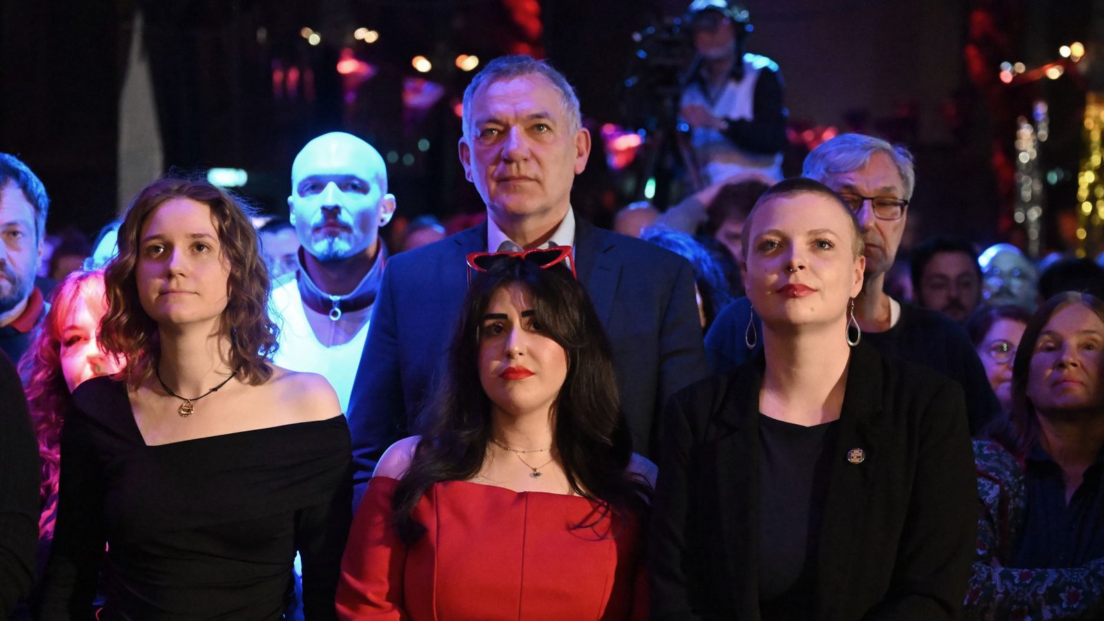 Das schwer enttäuschte Spitzentrio Amelie Vollmer, Mersedeh Ghazaei, Kim Sophie Bohnen (von links) – Rückhalt gibt es von Jan van Aken (Mitte, dahinter), dem Coparteichef der Linkspartei.Foto: Uli Deck/dpa Das schwer enttäuschte Spitzentrio Amelie Vollmer, Mersedeh Ghazaei, Kim Sophie Bohnen (von links) – Rückhalt gibt es von Jan van Aken (Mitte, dahinter), dem Coparteichef der Linkspartei.Foto: Uli Deck/dpa