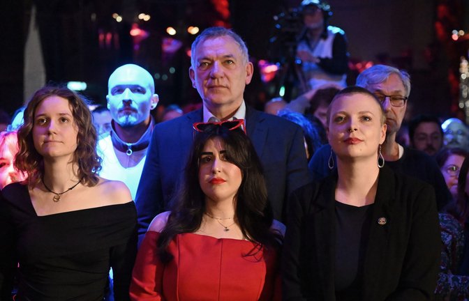 Das schwer enttäuschte Spitzentrio  Amelie Vollmer,  Mersedeh Ghazaei, Kim Sophie Bohnen (von links) – Rückhalt gibt es von Jan van Aken (Mitte, dahinter), dem Coparteichef der Linkspartei.<span class='image-autor'>Foto: Uli Deck/dpa</span>
