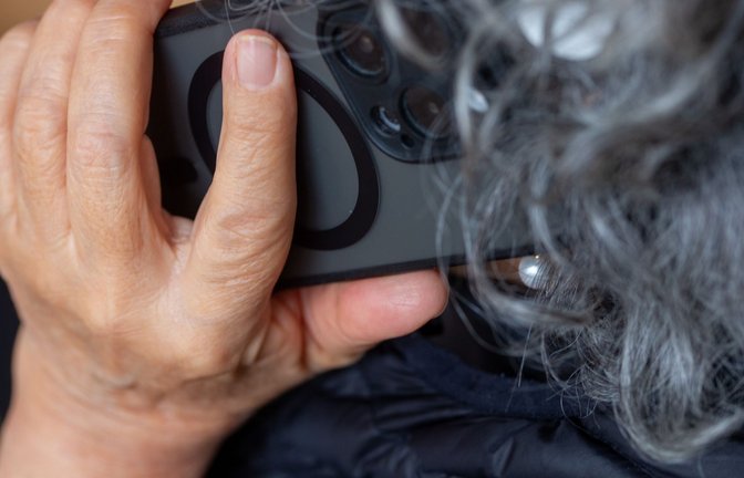 Prepaid oder Postpaid - was für eine Sim-Karte ist in diesem Handy? Vermutlich letzteres.<span class='image-autor'>Foto: Fernando Gutierrez-Juarez/dpa</span>