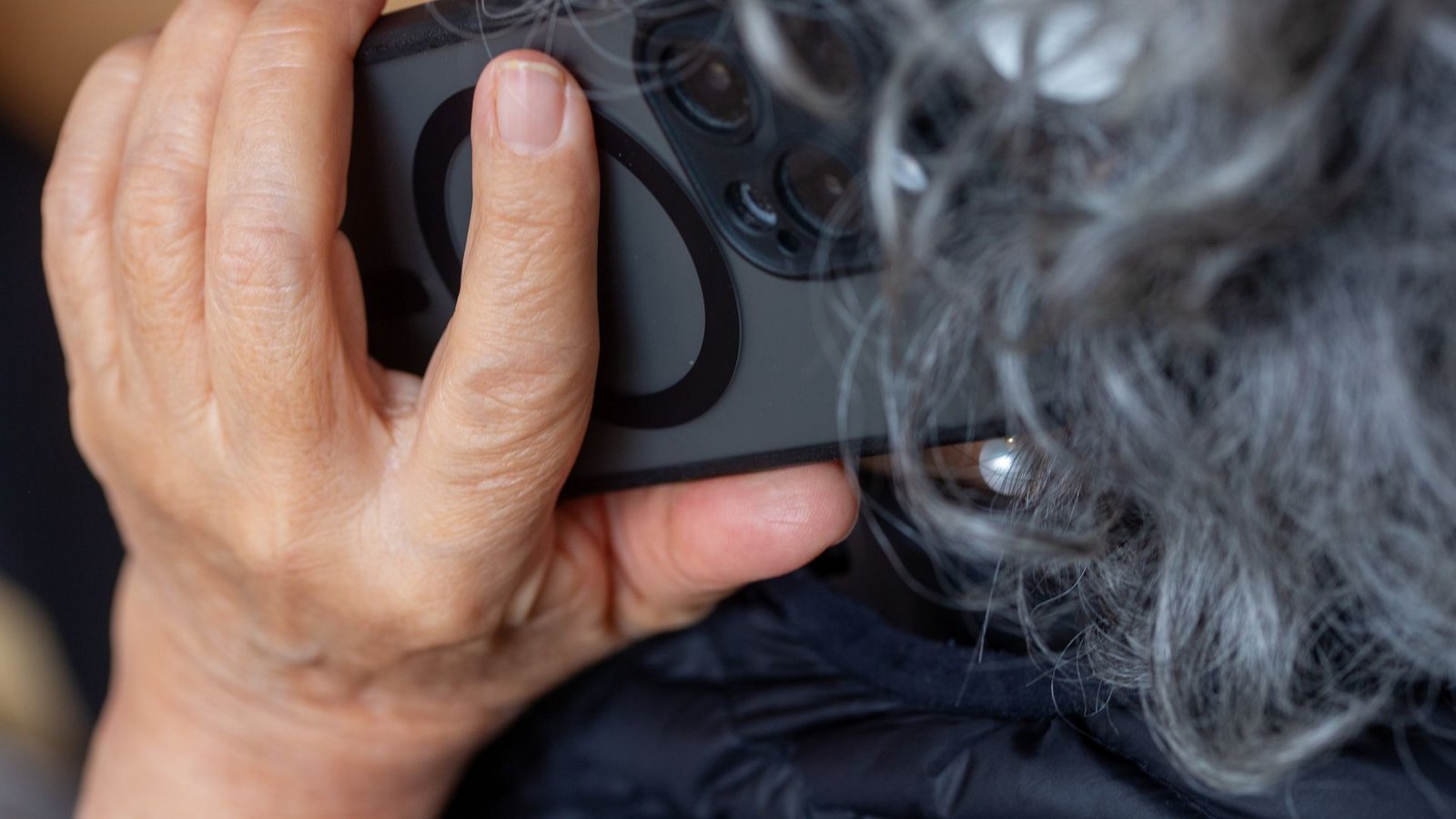 Prepaid oder Postpaid - was für eine Sim-Karte ist in diesem Handy? Vermutlich letzteres.Foto: Fernando Gutierrez-Juarez/dpa