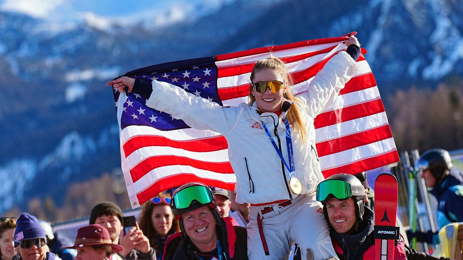 Mikaela Shiffrin feierte ihren Olympiasieg in Cortina d’Ampezzo, dachte danach aber auch an die gescheiterte Kollegin aus Deutschland.Foto: Michael Kappeler/dpa