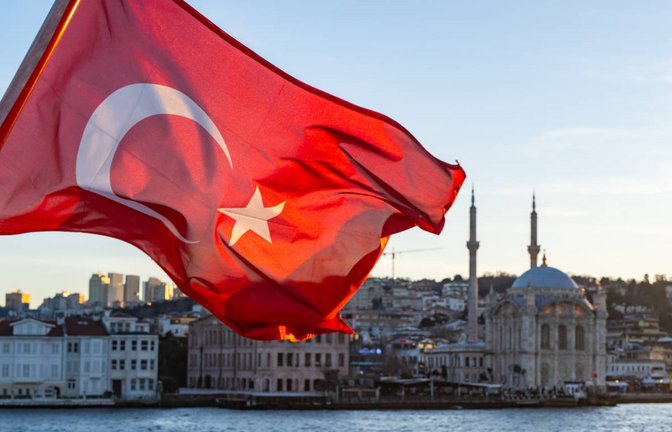 Die Sicherheitslage in der Türkei bleibt angespannt. Erfahren Sie, welche Regionen aktuell betroffen sind, worauf Reisende achten sollten und welche rechtlichen Besonderheiten gelten.<span class='image-autor'>Foto: RauL C7 / Shutterstock.com</span>