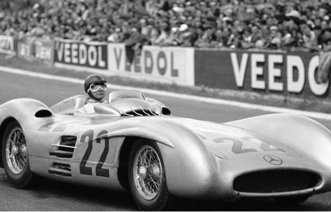 Mitte der 50er Jahre war Hans Herrmann im legendären Mercedes-Silberfeil auf der Rennstrecke unterwegs.<span class='image-autor'>Foto: Mercedes-Benz AG</span>