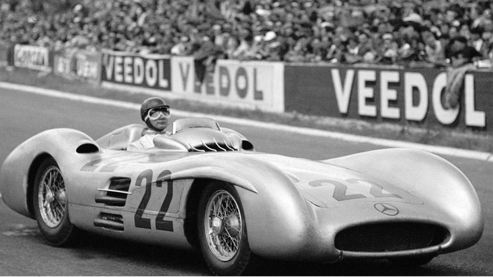 Mitte der 50er Jahre war Hans Herrmann im legendären Mercedes-Silberfeil auf der Rennstrecke unterwegs.Foto: Mercedes-Benz AG Mitte der 50er Jahre war Hans Herrmann im legendären Mercedes-Silberfeil auf der Rennstrecke unterwegs.Foto: Mercedes-Benz AG