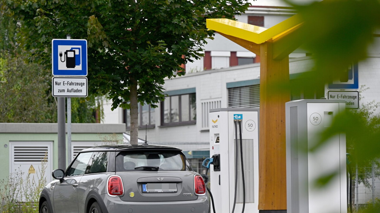 Elektroautos werden günstiger – doch noch kann sie sich nicht jeder leisten.Foto: epd