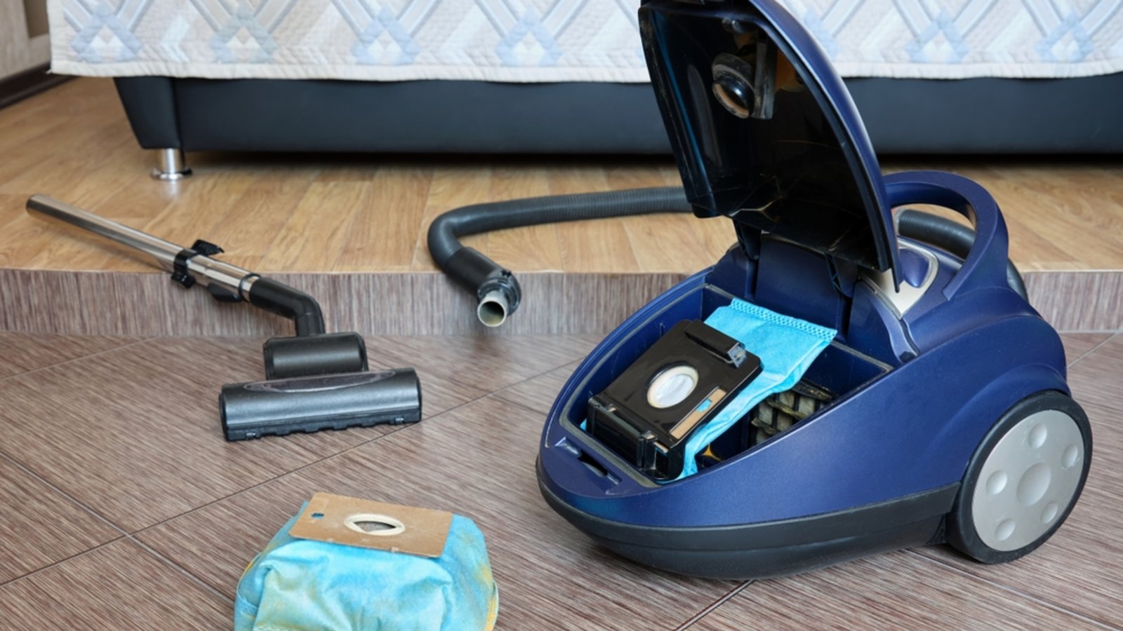 Der Staubsauger kann beim Einfangen der Fruchtfliegen helfen.Foto: SergeyKlopotov / shutterstock.com Der Staubsauger kann beim Einfangen der Fruchtfliegen helfen.Foto: SergeyKlopotov / shutterstock.com