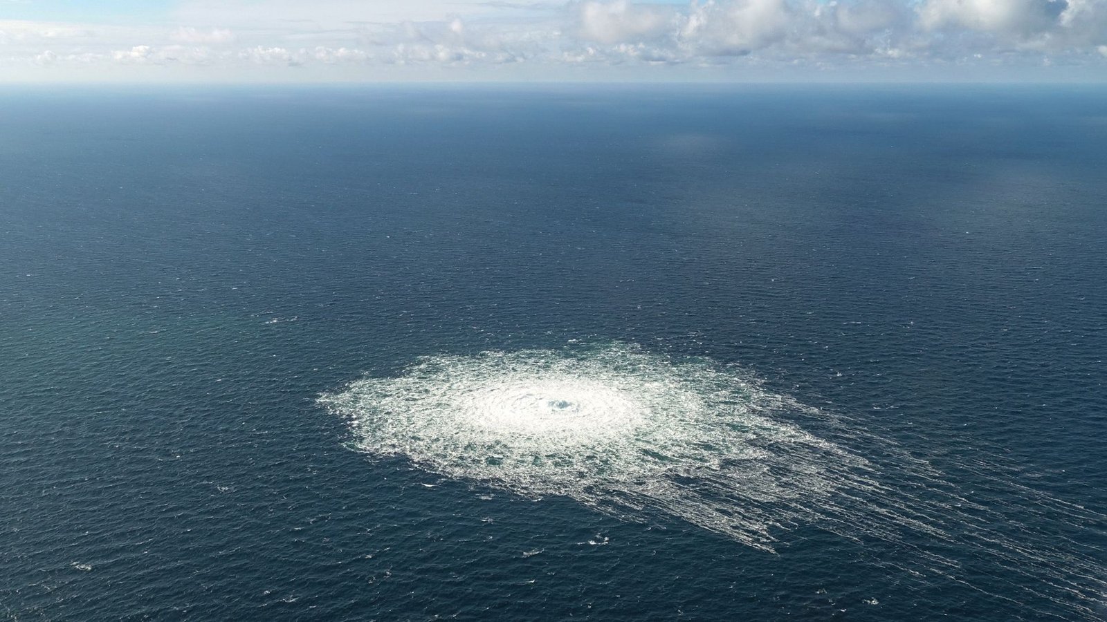 Nord-Stream-2-Gasleck in der Nähe von Bornholm aus der Luft. Einer der Drahtzieher wurde festgenommen, verweigert aber die Auslieferung (Archivfoto).Foto: -/Danish Defence Command/dpa Nord-Stream-2-Gasleck in der Nähe von Bornholm aus der Luft. Einer der Drahtzieher wurde festgenommen, verweigert aber die Auslieferung (Archivfoto).Foto: -/Danish Defence Command/dpa