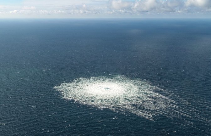 Nord-Stream-2-Gasleck in der Nähe von Bornholm aus der Luft. Einer der Drahtzieher wurde festgenommen, verweigert aber die Auslieferung (Archivfoto).<span class='image-autor'>Foto: -/Danish Defence Command/dpa</span>