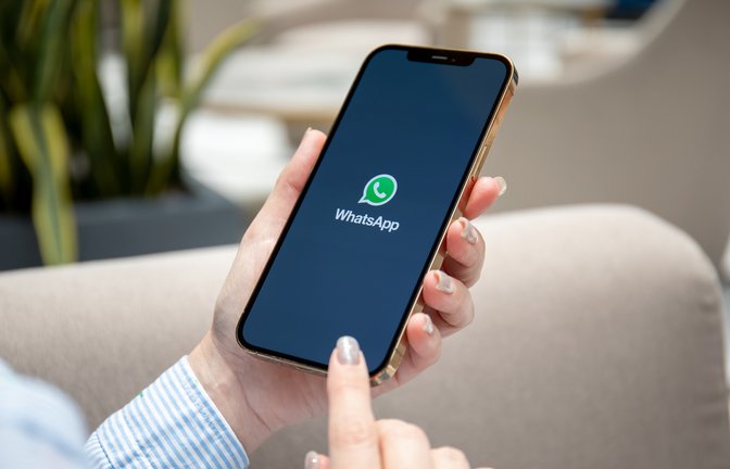 Emojis, Sticker und Co: WhatsApp bietet eine große Auswahl, um eine Unterhaltung aufzupeppen.<span class='image-autor'>Foto: DenPhotos / shutterstock.com</span>