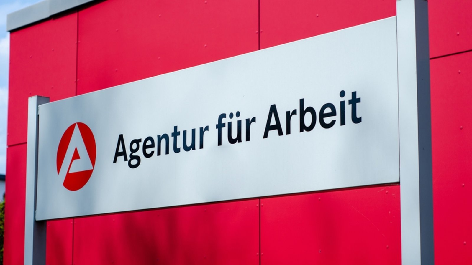 Das Geld wird monatlich nachträglich ausbezahlt.Foto: Lutsenko_Oleksandr / shutterstock.com Das Geld wird monatlich nachträglich ausbezahlt.Foto: Lutsenko_Oleksandr / shutterstock.com
