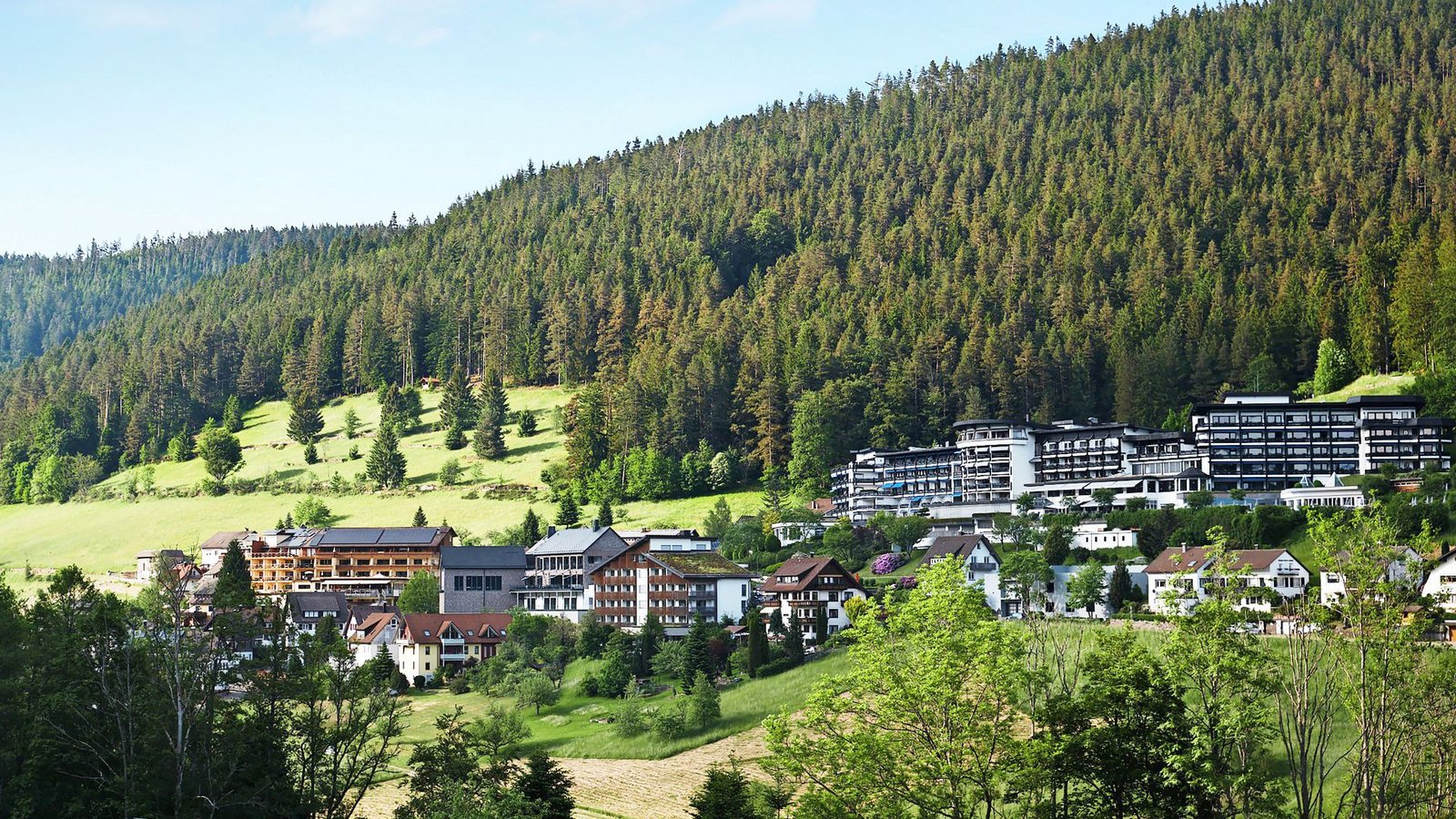 Im Nordschwarzwald gelegen, bekannt auf der ganzen Welt: Baiersbronn ist das Sternedorf. Die bekanntesten Feinschmecker-Adressen sind die Traube Tonbach (Bild), das Bareiss und das Hotel Sackmann.Foto: Tonbach Im Nordschwarzwald gelegen, bekannt auf der ganzen Welt: Baiersbronn ist das Sternedorf. Die bekanntesten Feinschmecker-Adressen sind die Traube Tonbach (Bild), das Bareiss und das Hotel Sackmann.Foto: Tonbach