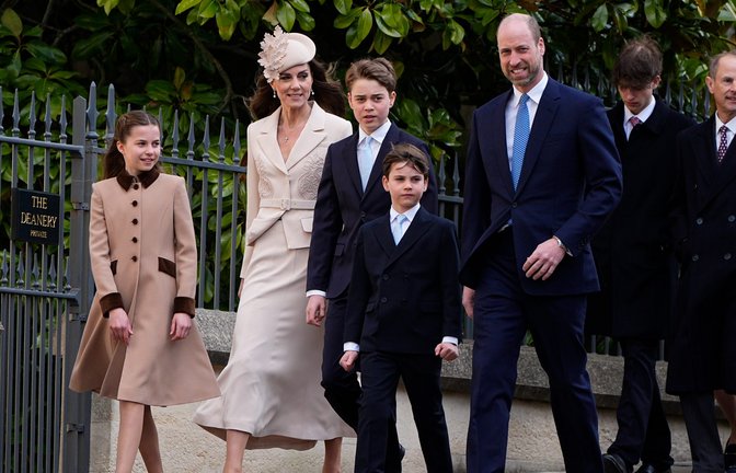 Kate (2.v.l), Princess of Wales, und Prinz William (r), Prince of Wales, kommen mit ihren Kindern, Prinz George (3.v.l.), Prinzessin Charlotte (l) und Prinz Louis (2.v.r.), zusammen mit anderen Mitgliedern der königlichen Familie zum Ostergottesdienst in der St. George's Chapel, Windsor Castle.<span class='image-autor'>Foto: picture alliance/dpa/PA Wire | Aaron Chown</span>