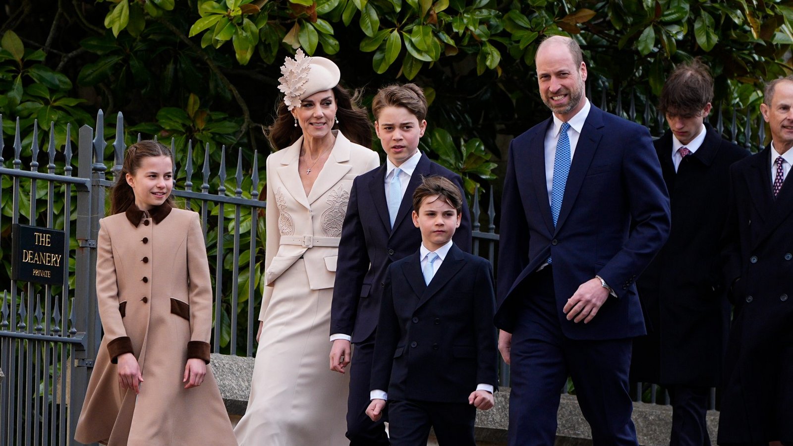 Kate (2.v.l), Princess of Wales, und Prinz William (r), Prince of Wales, kommen mit ihren Kindern, Prinz George (3.v.l.), Prinzessin Charlotte (l) und Prinz Louis (2.v.r.), zusammen mit anderen Mitgliedern der königlichen Familie zum Ostergottesdienst in der St. George's Chapel, Windsor Castle.Foto: picture alliance/dpa/PA Wire | Aaron Chown Kate (2.v.l), Princess of Wales, und Prinz William (r), Prince of Wales, kommen mit ihren Kindern, Prinz George (3.v.l.), Prinzessin Charlotte (l) und Prinz Louis (2.v.r.), zusammen mit anderen Mitgliedern der königlichen Familie zum Ostergottesdienst in der St. George's Chapel, Windsor Castle.Foto: picture alliance/dpa/PA Wire | Aaron Chown
