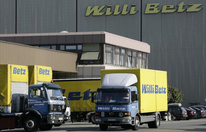 Blauer Schriftzug auf gelber Plane: Einst waren die Lastwagen der Unternehmensgruppe von Willi Betz überall auf den Autobahnen präsent. Das Archivbild zeigt 2007 den Firmensitz, der zu diesem Zeitpunkt in Reutlingen war.<span class='image-autor'>Foto: Marijan Murat/dpa</span>