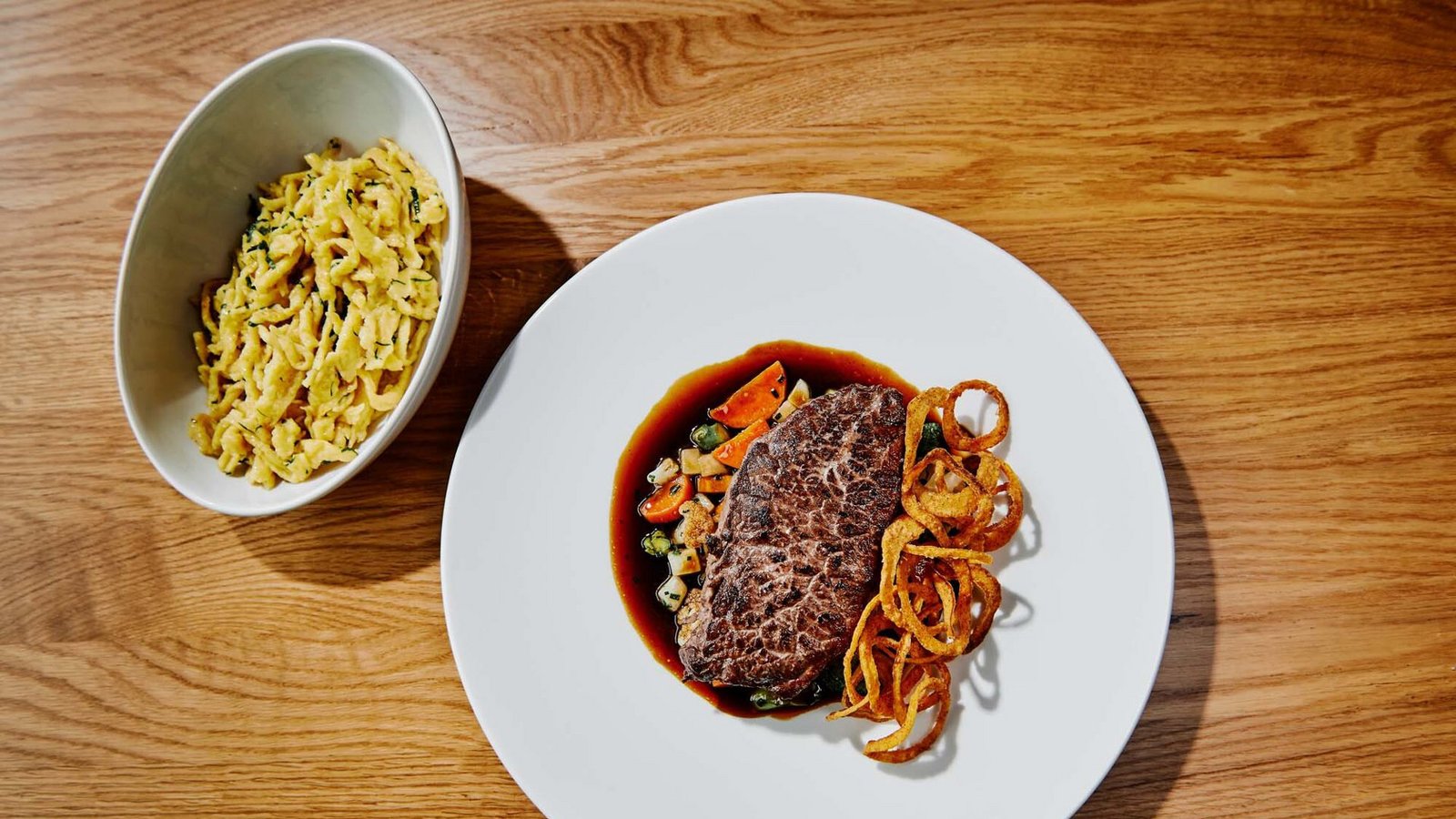 Rostbraten mit Spätzle, in der Burg Donaueschingen gibt es auch Hausmannskost.Foto: Die Burg/Nico Pudimat Rostbraten mit Spätzle, in der Burg Donaueschingen gibt es auch Hausmannskost.Foto: Die Burg/Nico Pudimat