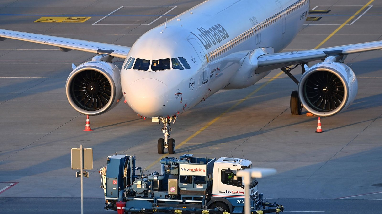 Lufthansa versichert seinen Kunden, dass im Sommer keine Flugausfälle wegen fehlenden Kerosins drohen (Symbolfoto).Foto: IMAGO/Sven Simon/IMAGO/Frank Hoermann / SVEN SIMON