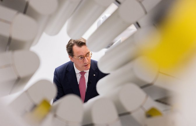 Hendrik Wüst (CDU), Ministerpräsident von Nordrhein-Westfalen, besucht im Stanislaw Sakiel Burn Treatment Center ein Spezial-CT für die Diagnostik von Verbrennungsopfern.<span class='image-autor'>Foto: Rolf Vennenbernd/dpa</span>