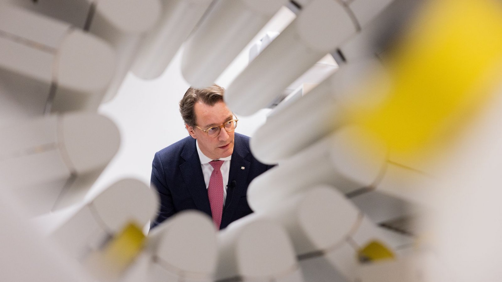 Hendrik Wüst (CDU), Ministerpräsident von Nordrhein-Westfalen, besucht im Stanislaw Sakiel Burn Treatment Center ein Spezial-CT für die Diagnostik von Verbrennungsopfern.Foto: Rolf Vennenbernd/dpa Hendrik Wüst (CDU), Ministerpräsident von Nordrhein-Westfalen, besucht im Stanislaw Sakiel Burn Treatment Center ein Spezial-CT für die Diagnostik von Verbrennungsopfern.Foto: Rolf Vennenbernd/dpa