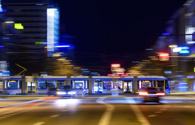 Aufgrund der hohen Spritpreise fahren mehr Menschen mit dem ÖPNV - doch die Verkehrsunternehmen können den Bedarf kaum bedienen. (Symbolbild)<span class='image-autor'>Foto: Hendrik Schmidt/dpa</span>
