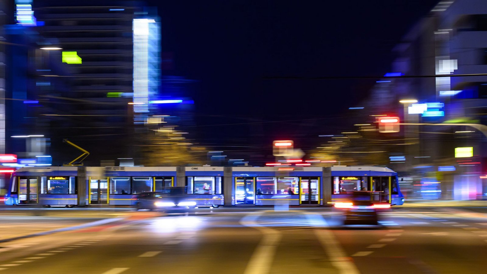 Aufgrund der hohen Spritpreise fahren mehr Menschen mit dem ÖPNV - doch die Verkehrsunternehmen können den Bedarf kaum bedienen. (Symbolbild)Foto: Hendrik Schmidt/dpa