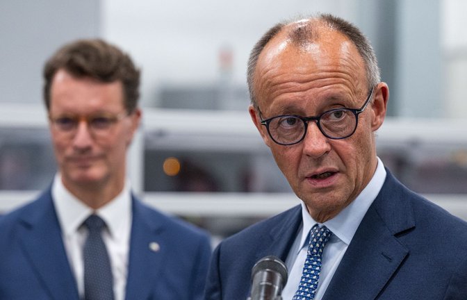 Das Ergebnis der CDU in NRW liegt über dem Bundestrend – doch das ist wohl kein Erfolg von Kanzler Friedrich Merz (re.).<span class='image-autor'>Foto: Guido Kirchner/dpa</span>
