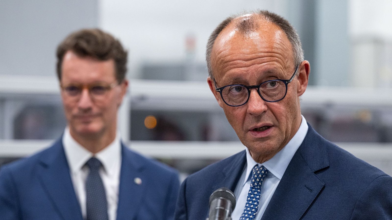Das Ergebnis der CDU in NRW liegt über dem Bundestrend – doch das ist wohl kein Erfolg von Kanzler Friedrich Merz (re.).Foto: Guido Kirchner/dpa Das Ergebnis der CDU in NRW liegt über dem Bundestrend – doch das ist wohl kein Erfolg von Kanzler Friedrich Merz (re.).Foto: Guido Kirchner/dpa