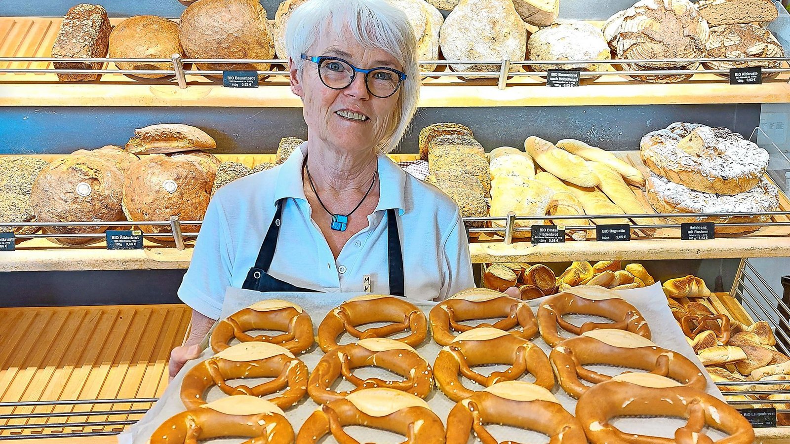 Manuela Klotz präsentiert frische Brezeln in einer Bäckerei in Bad Urach.Foto: Fricker Manuela Klotz präsentiert frische Brezeln in einer Bäckerei in Bad Urach.Foto: Fricker