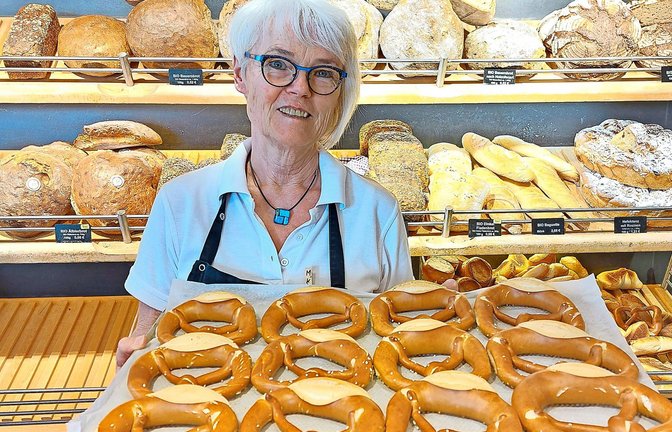 Manuela Klotz präsentiert frische Brezeln in einer Bäckerei in Bad Urach.<span class='image-autor'>Foto: Fricker</span>