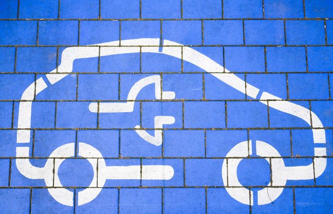 Der Ausbau des Ladesäulen-Netzes ist eine Voraussetzung für mehr E-Auto-Käufe.<span class='image-autor'>Foto: dpa/Julian Stratenschulte</span>