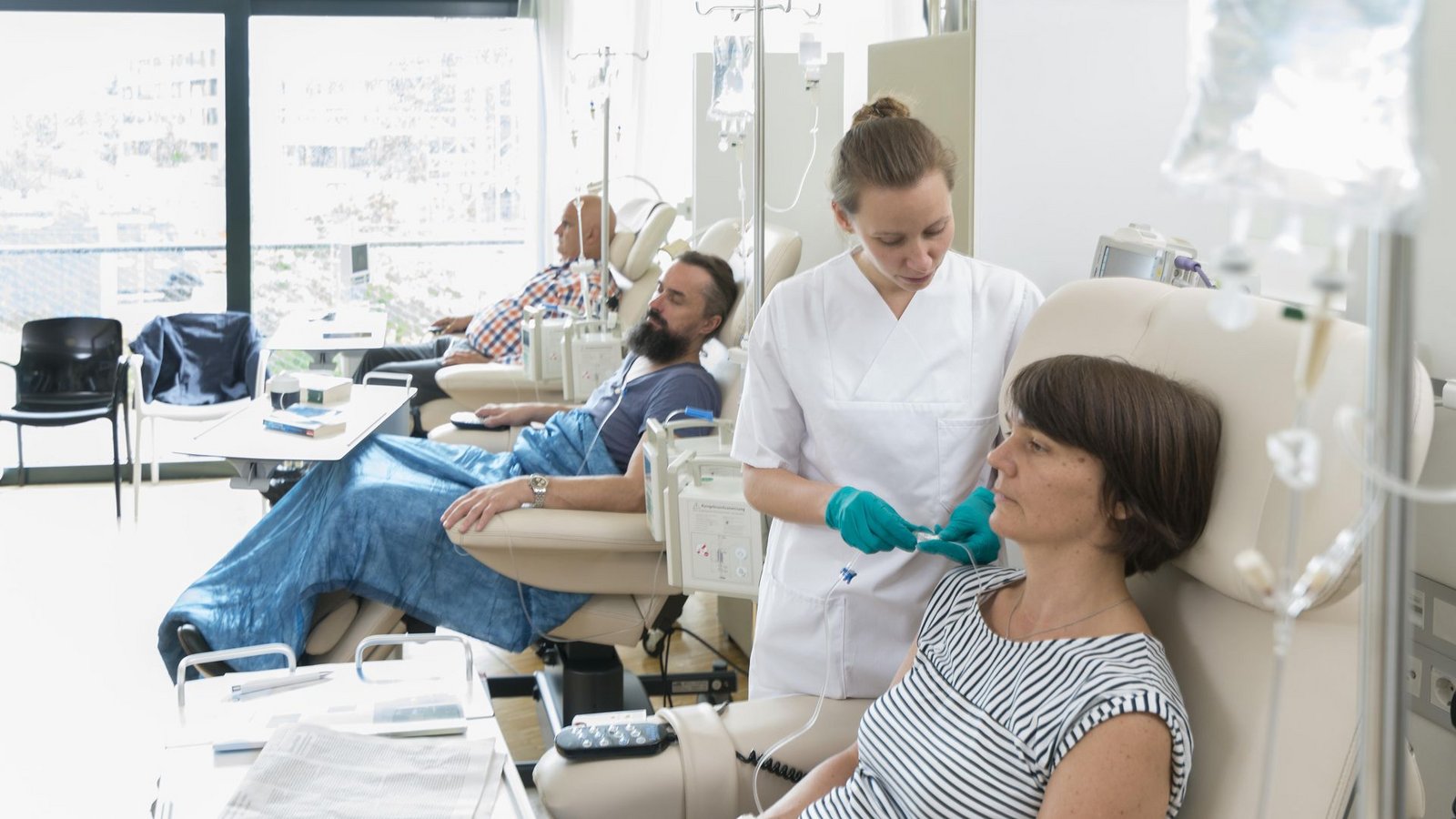 Das Narrativ, dass Krebs immer mit einer schlimmen  und leidvollen Behandlung einhergeht,  stimmt nicht mehr. Viele  moderne Chemotherapien sind besser verträglich.Foto: © Krebsinformationsdienst, DKFZ/Tobias Schwerdt