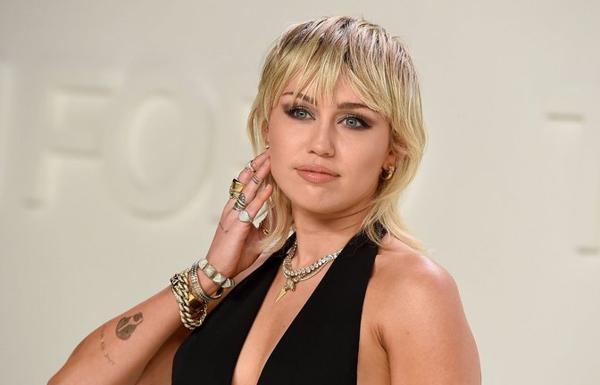 Traumatische Erfahrung: In einer Folge der Hitserie "Black Mirror" erlebt Miley Cyrus die Schattenseiten des Popstar-Lebens - bei den Dreharbeiten erfährt sie im realen Leben einen Schicksalsschlag.<span class='image-autor'>Foto: Jordan Strauss/Invision/AP/dpa</span>