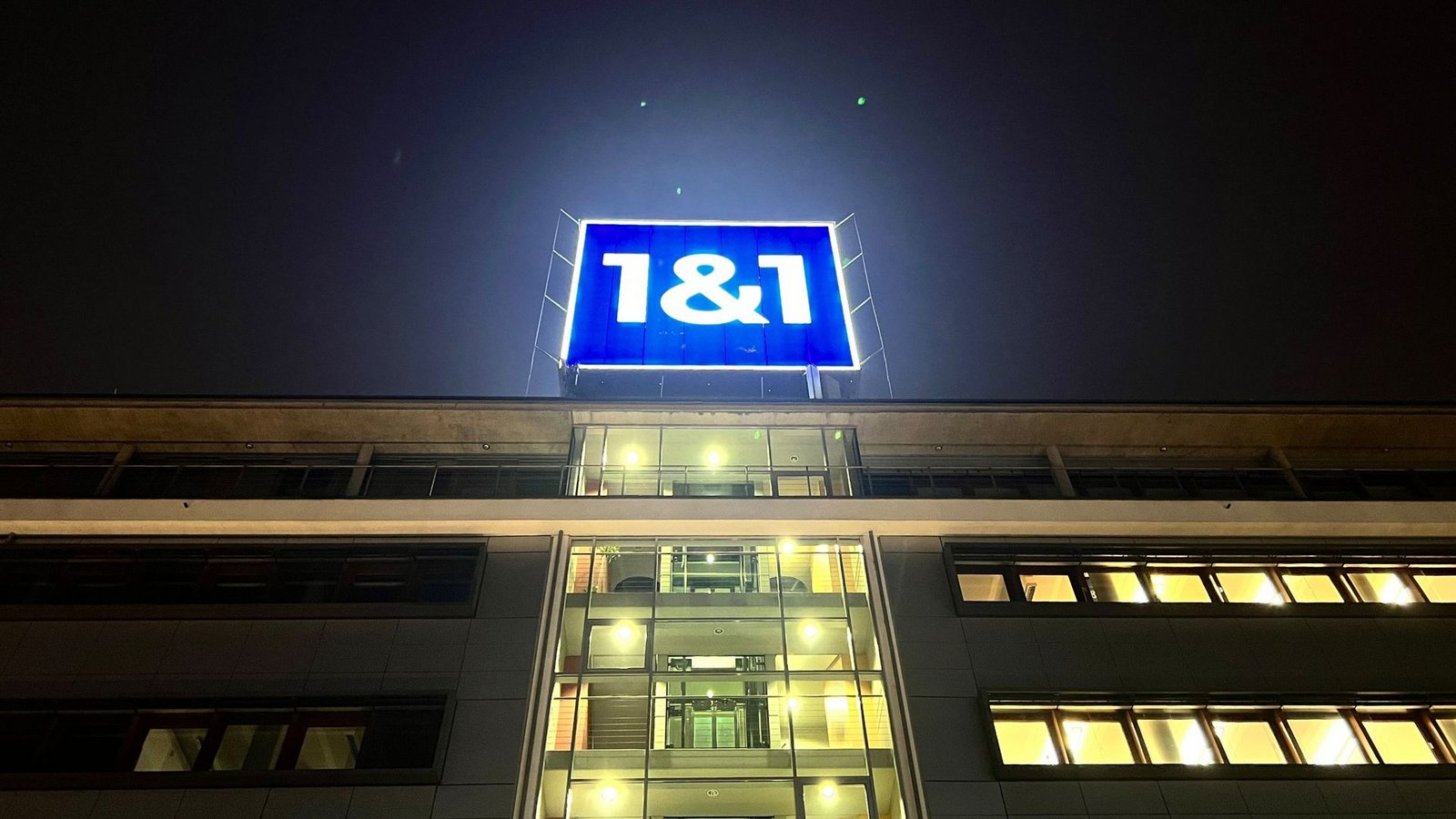 Das Logo von 1&1 ist auf dem Dach der Firmenzentrale installiert.Foto: Wolf von Dewitz/dpa