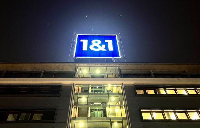 Das Logo von 1&1 ist auf dem Dach der Firmenzentrale installiert.<span class='image-autor'>Foto: Wolf von Dewitz/dpa</span>