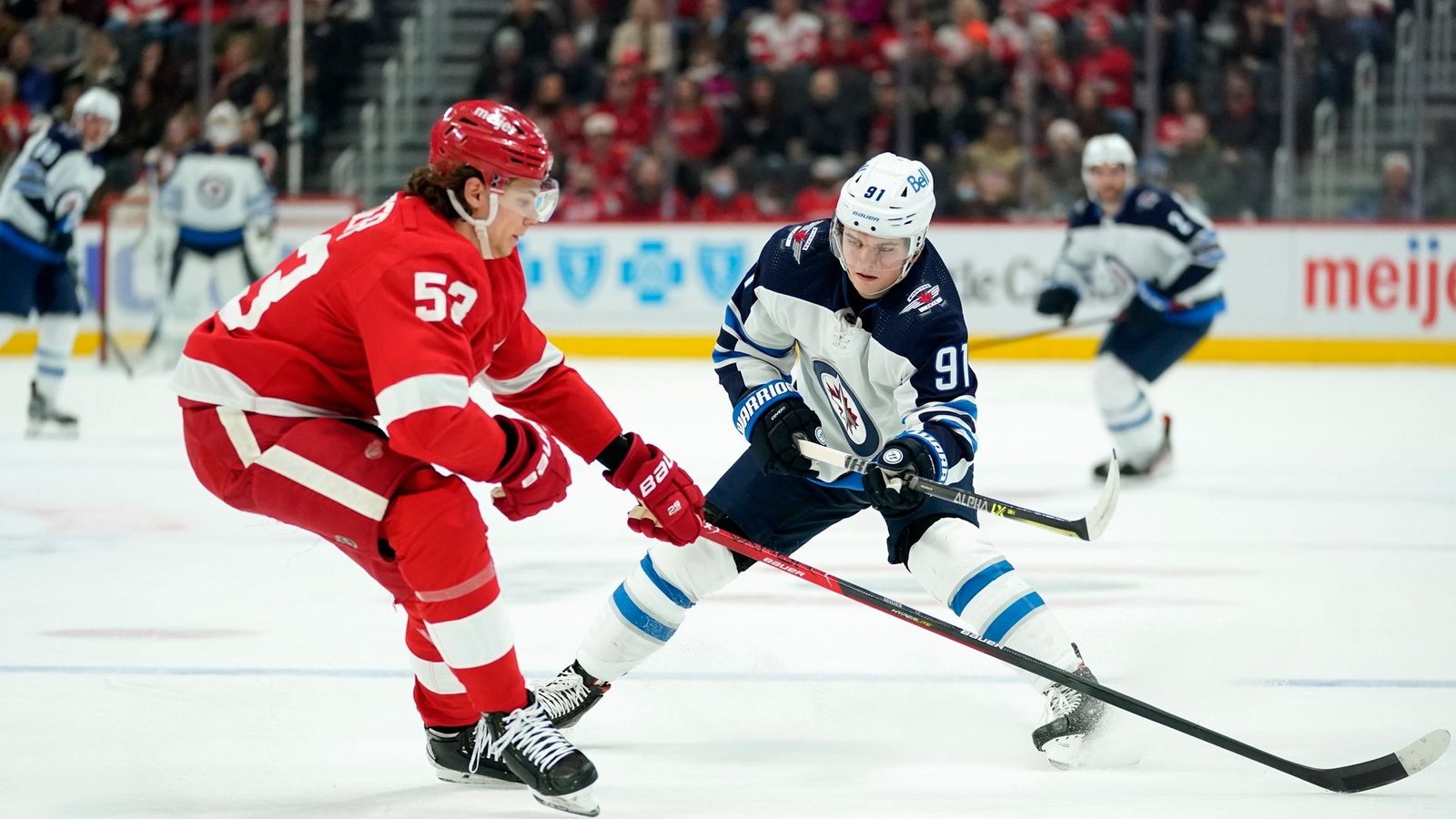 Detroit-Verteidiger Moritz Seider (l) kam in seiner ersten NHL-Saison auf 50 Scorerpunkte.Foto: Paul Sancya/AP/dpa
