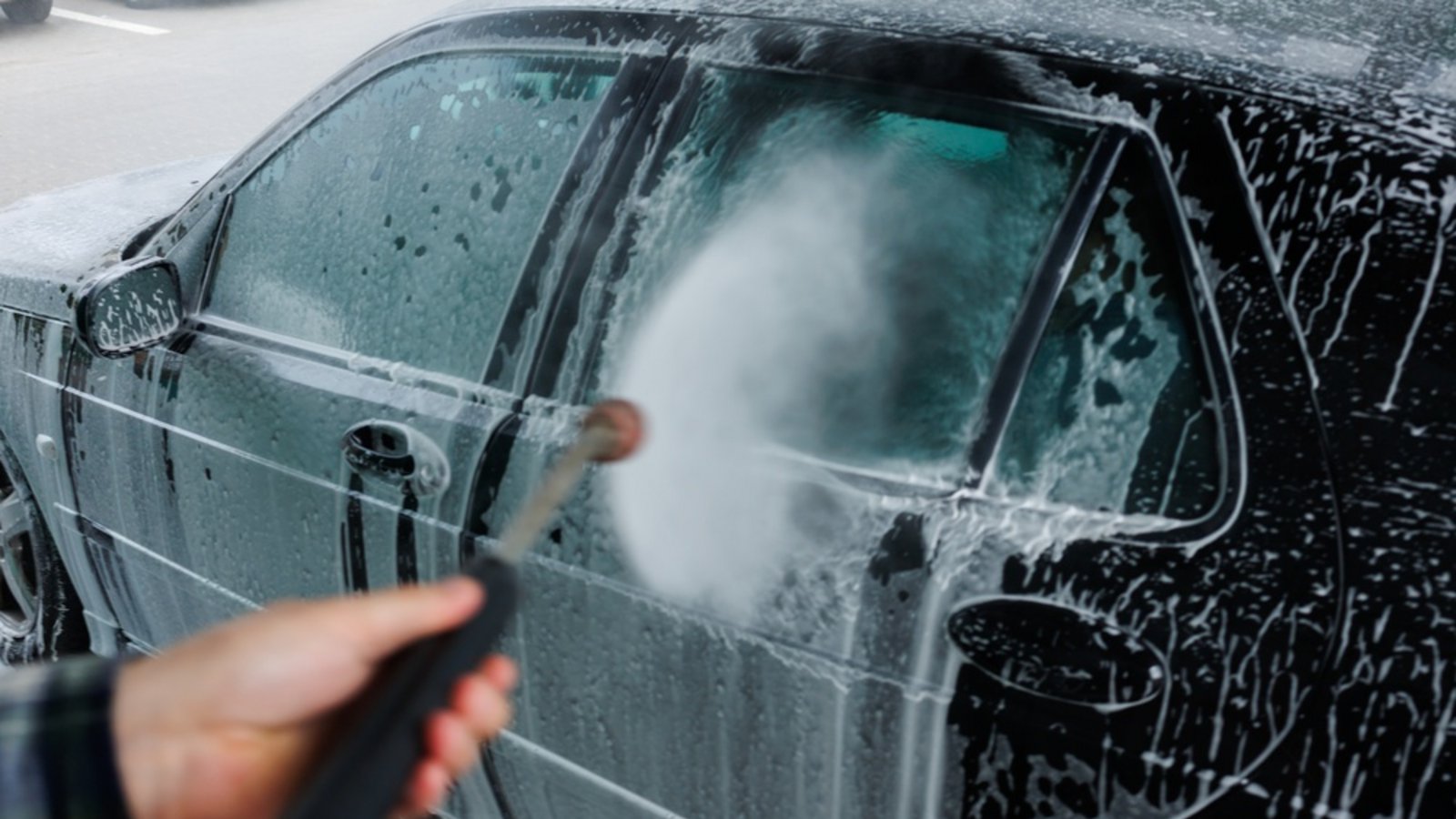 Darf man das Auto heute waschen?Foto: Miadzvedzeva Iryna / shutterstock.com Darf man das Auto heute waschen?Foto: Miadzvedzeva Iryna / shutterstock.com