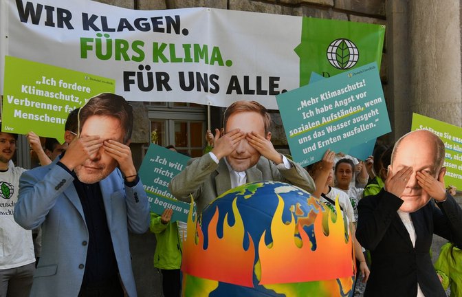Aktivisten der Deutschen Umwelthilfe (DUH) protestieren vor dem Oberverwaltungsgericht Berlin. Oberverwaltungsgerichtes für das Klimaschutz-Urteil.<span class='image-autor'>Foto: Paul Zinken/dpa</span>
