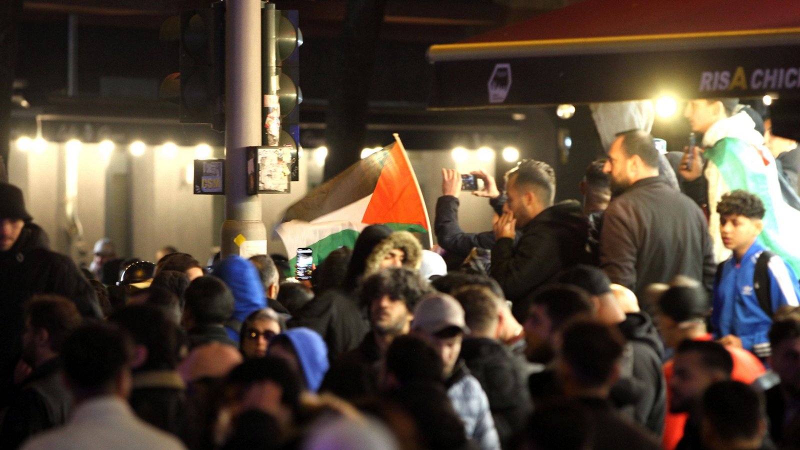 Verbotene Pro-Palästina-Demo im Bezirk Neukölln gerät außer Kontrolle.Foto: IMAGO/dts Nachrichtenagentur Verbotene Pro-Palästina-Demo im Bezirk Neukölln gerät außer Kontrolle.Foto: IMAGO/dts Nachrichtenagentur